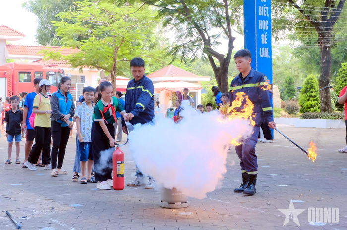 Hướng dẫn học sinh thực hiện sử dụng bình chữa cháy.