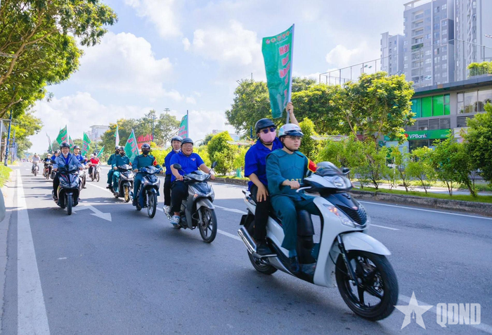 Lực lượng dân quân tham gia tuyên truyền bảo đảm an toàn giao thông.