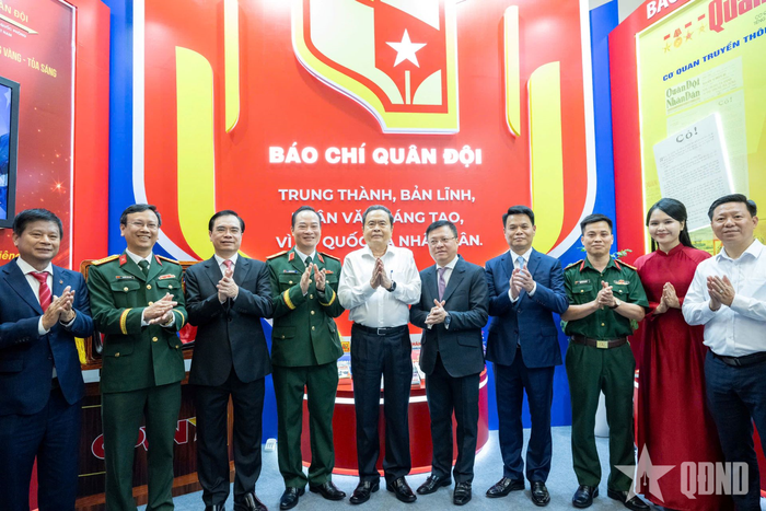 Chủ tịch Quốc hội Trần Thanh Mẫn và các đại biểu tại gian trưng bày khối báo chí Quân đội.