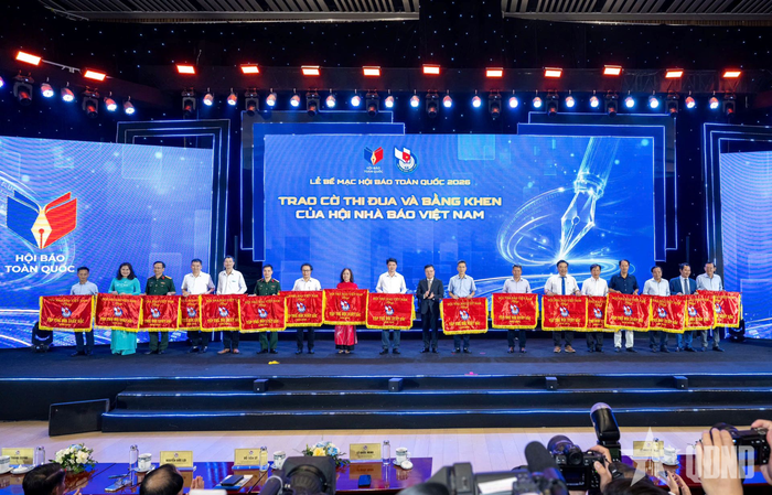 Hội Nhà báo Việt Nam trao Cờ thi đua cho các tập thể đã có hoạt động xuất sắc trong năm 2025.