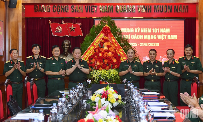 Đại tướng Nguyễn Trọng Nghĩa, Ủy viên Bộ Chính trị, Bí thư Trung ương Đảng, Ủy viên Thường vụ Quân ủy Trung ương, Chủ nhiệm Tổng cục Chính trị và đoàn công tác tặng hoa chúc mừng Báo Quân đội nhân dân, ngày 18-6. Ảnh: TUẤN HUY