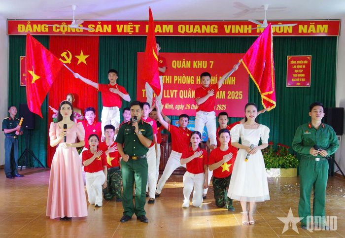 Thượng úy Vi Ngọc Linh tham gia Hội thi Phòng Hồ Chí Minh trong LLVT Quân khu 7 năm 2025.