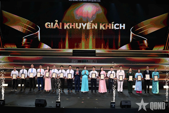  Trao giải cho các tác phẩm đoạt giải Khuyến khích.