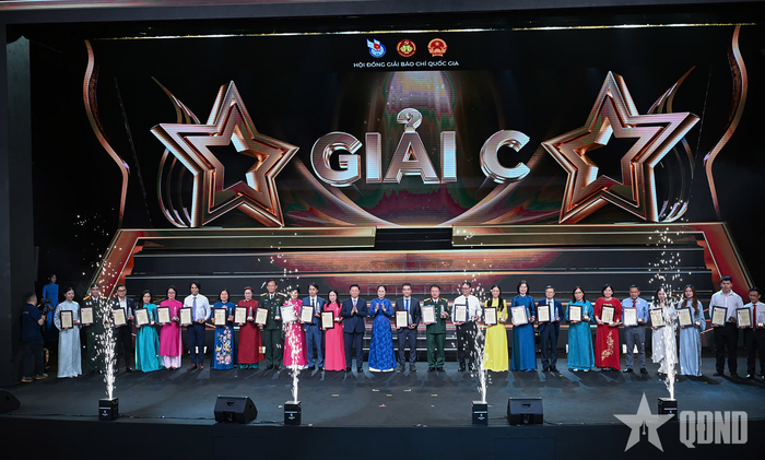  Trao giải cho các tác phẩm đoạt giải C. 