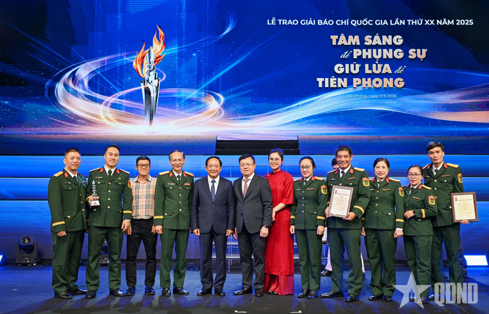  Trưởng ban Tuyên giáo và Dân vận Trung ương Trịnh Văn Quyết và đại biểu cùng các tác giả Báo Quân đội nhân dân đoạt Giải Báo chí quốc gia lần thứ XX. Ảnh: TUẤN HUY 