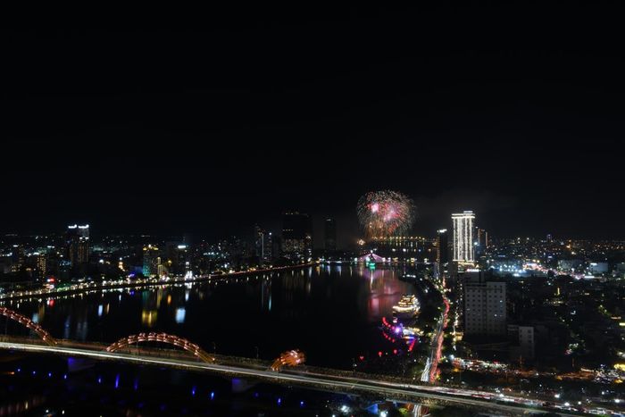 Những chùm pháo liễu vàng, vương miện kim tuyến, cọ bạc, pháo tách sao nhiều tầng... liên tục nối tiếp nhau, tạo nên những lớp ánh sáng có chiều sâu và giàu tính tạo hình.