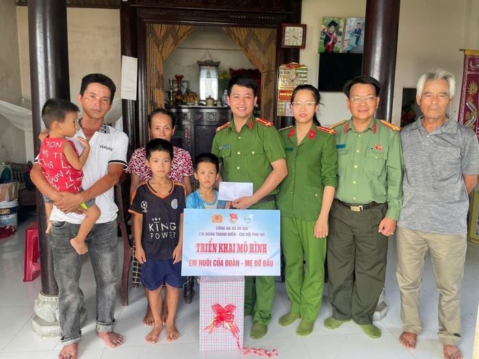 Mô hình “Em nuôi của Đoàn – Mẹ đỡ đầu” của Công an xã Vu Gia góp phần tiếp thêm động lực cho trẻ em có hoàn cảnh khó khăn.
