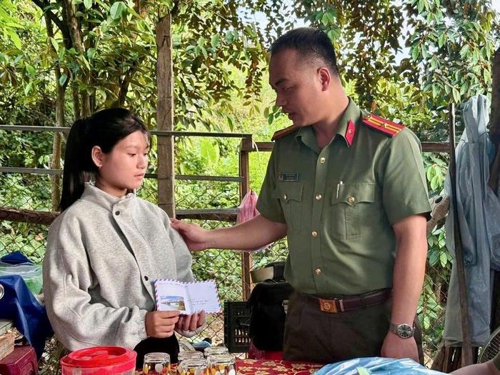 Thiếu tá Bùi Anh Đức - Trưởng ban Thanh niên Công an TP Đà Nẵng tặng quà, động viên em Hiền Muội vượt khó học tập.