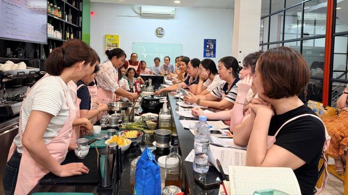 Các học viên được trang bị kiến thức cơ bản về nguyên liệu, công thức, kỹ thuật chế biến.