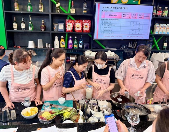 Các học viên trực tiếp pha chế.