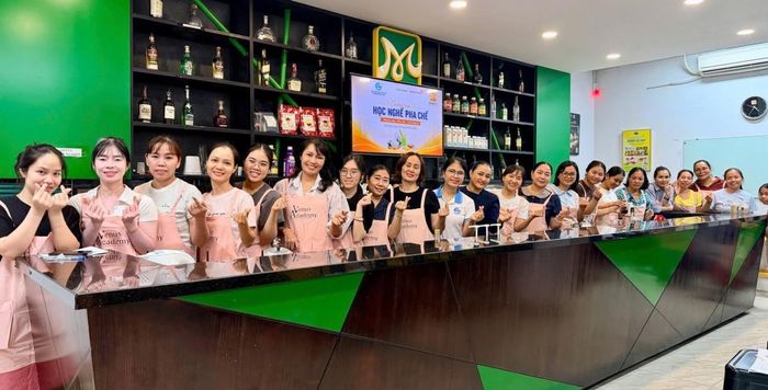 Các học viên chụp ảnh lưu niệm.