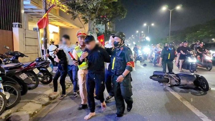 Đấu tranh, trấn áp các đối tượng tội phạm đường phố.