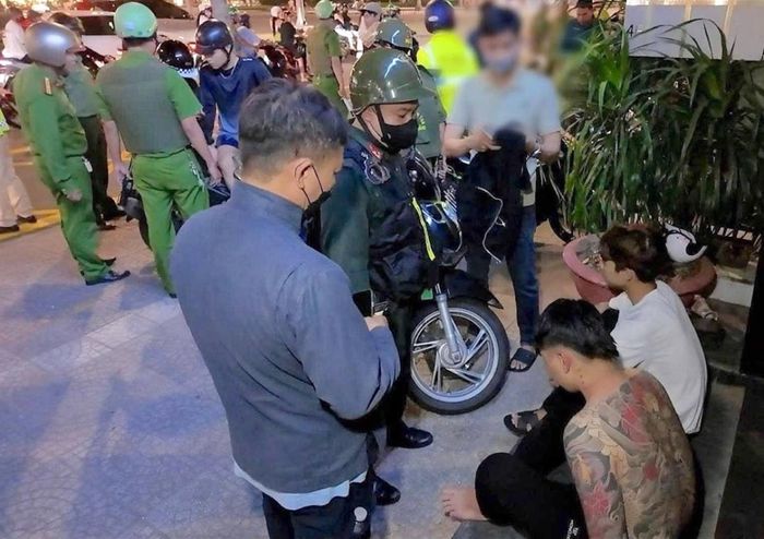 Kiểm tra hành chính những đối tượng có biểu hiện nghi vấn.