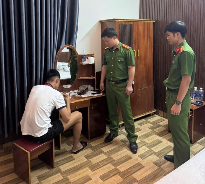 Đối tượng ký biên bản vi phạm.
