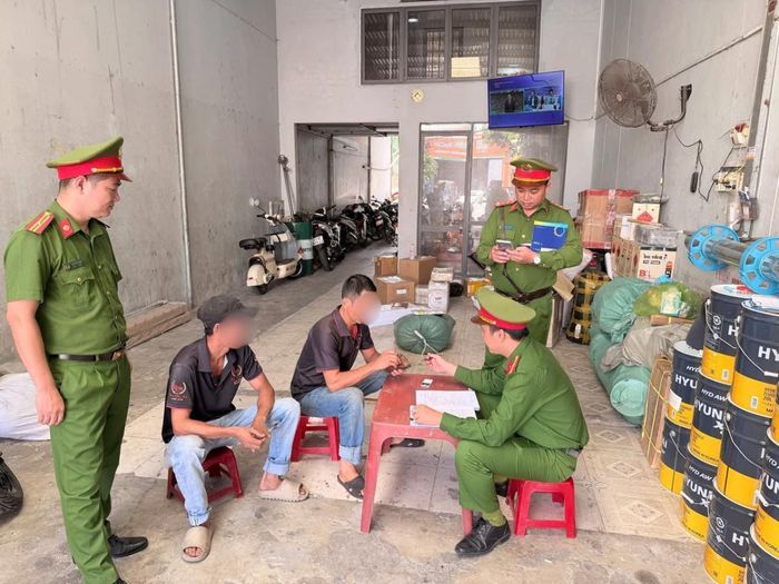 Công an phường Hòa Khánh tiến hành kiểm tra thử test ma túy đối với các tài xế các phương tiện vận tải đường dài.