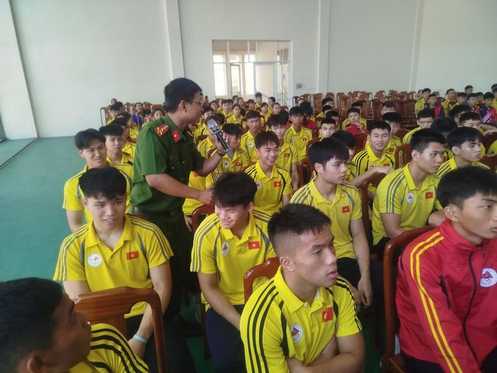 Tuyên truyền phòng, chống tác hại về ma túy cho các vận động viên, sinh viên.
