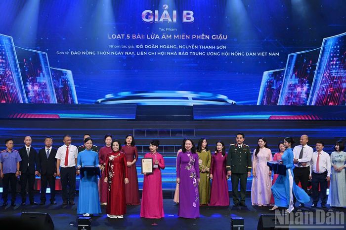 Phó Chủ tịch nước Võ Thị Ánh Xuân và Phó Chủ tịch Quốc hội Nguyễn Thị Thanh trao giải B cho đại diện các nhóm tác giả