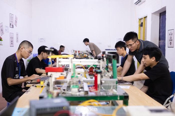 Sinh viên ứng dụng AI để tối ưu hóa quy trình thiết kế và chế tạo máy trong phòng lab.
