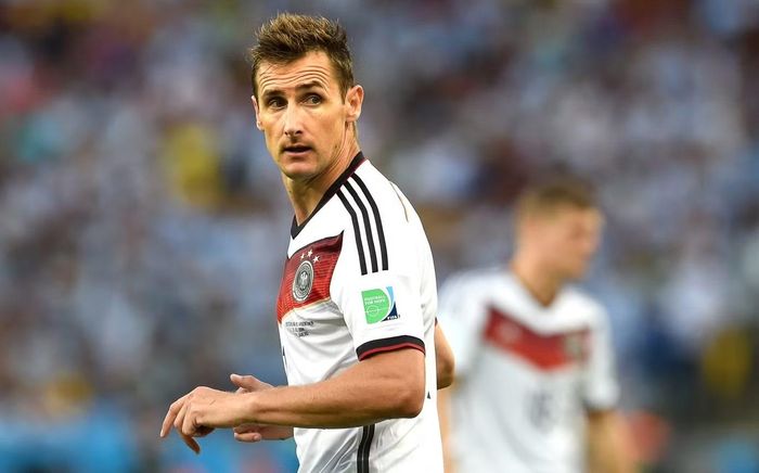 Miroslav Klose là cựu cầu thủ hiện là huấn luyện viên trưởng của CLB 1. FC Nürnberg ở Bundesliga 2. Là một tiền đạo cắm, Klose là cầu thủ ghi bàn hàng đầu mọi thời đại cho đội tuyển Đức và giữ kỷ lục ghi nhiều bàn thắng nhất ở "FIFA World Cup". Klose là vua phá lưới "World Cup 2006" tổ chức tại Đức, với 5 bàn thắng. Anh cũng là một trong ba cầu thủ (cùng Téofilo Cubillas và Thomas Müller) ghi ít nhất 5 bàn trong hai kỳ "World Cup" khác nhau và là cầu thủ duy nhất ghi được ít nhất 4 bàn trong ba lần tham gia giải đấu này. Klose chính thức giã từ tuyển Đức sau khi cùng đội tuyển Đức giành chức vô địch "World Cup 2014", với 136 lần ra sân và ghi được 71 bàn thắng trong sự nghiệp cầu thủ của mình.