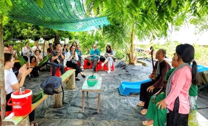 Các thành viên câu lạc bộ Đờn ca tài tử ấp Thiềng Liềng biểu diễn trong không gian nhà chú Tư Huỳnh