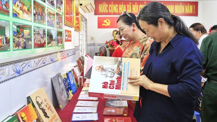 Không gian văn hóa Hồ Chí Minh - Tủ sách Bác Hồ vừa ra mắt tại Khu phố 58, phường Chánh Hưng, TPHCM. Ảnh: ĐOÀN PHƯỜNG CUNG CẤP