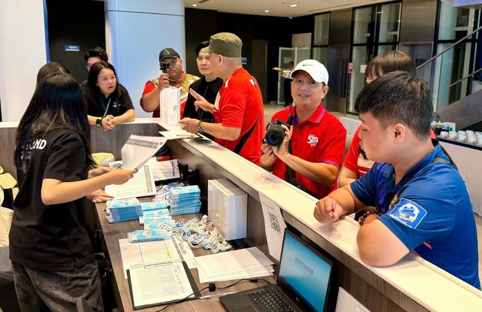  Phóng viên Báo SGGP làm thủ tục tác nghiệp SEA Games 33-2025 tại Thái Lan, tháng 12-2025. Ảnh: DŨNG PHƯƠNG 