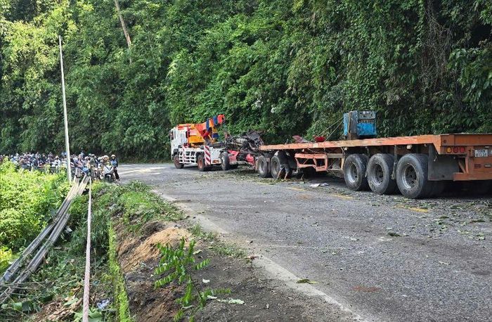 Xe bị nạn được cẩu lên khỏi vực