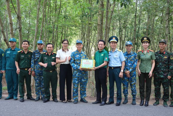 Đồng chí Lê Tuấn Anh cùng Ban chỉ huy Chiến dịch tình nguyện Hành quân xanh thăm, tặng quà chiến sĩ, dân quân tự vệ đang vệ sinh môi trường, chỉnh trang cảnh quan cho tuyến đường Tân Bình 6 (phường Vĩnh Tân)