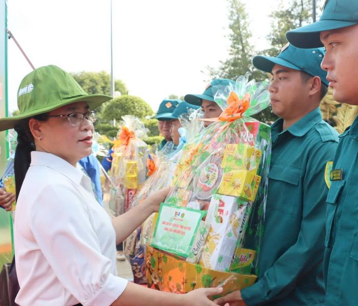 Phó Trưởng Ban Tuyên giáo và Dân vận Thành ủy TPHCM Nguyễn Thị Tuyết Minh trao quà cho đoàn viên, thanh niên lực lượng vũ trang có hoàn cảnh khó khăn