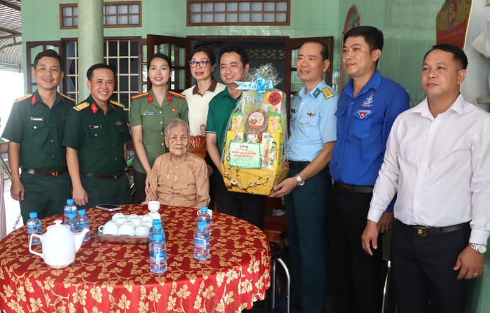 Phó Bí thư Thành đoàn TPHCM Lê Tuấn Anh cùng Ban chỉ huy chiến dịch tình nguyện Hành quân xanh đến thăm, tặng quà Mẹ Việt Nam Anh hùng Đoàn Thị Chèo (ngụ phường Vĩnh Tân)