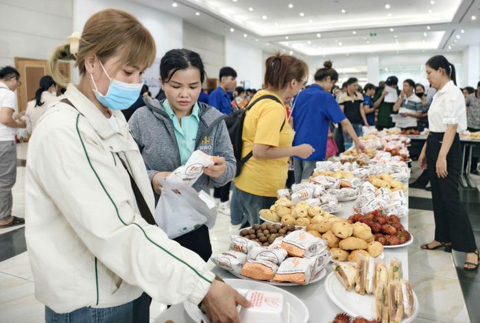  Ban tổ chức chương trình chuẩn bị quầy ăn sáng miễn phí phục vụ công nhân. Ảnh: TÂM TRANG 
