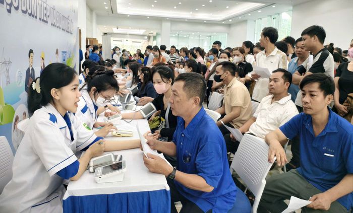  Công nhân lao động đăng ký thăm khám sức khỏe. Ảnh: TÂM TRANG 