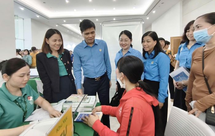  Các đại biểu thăm hỏi người lao động tại gian hàng tư vấn. Ảnh: TÂM TRANG 