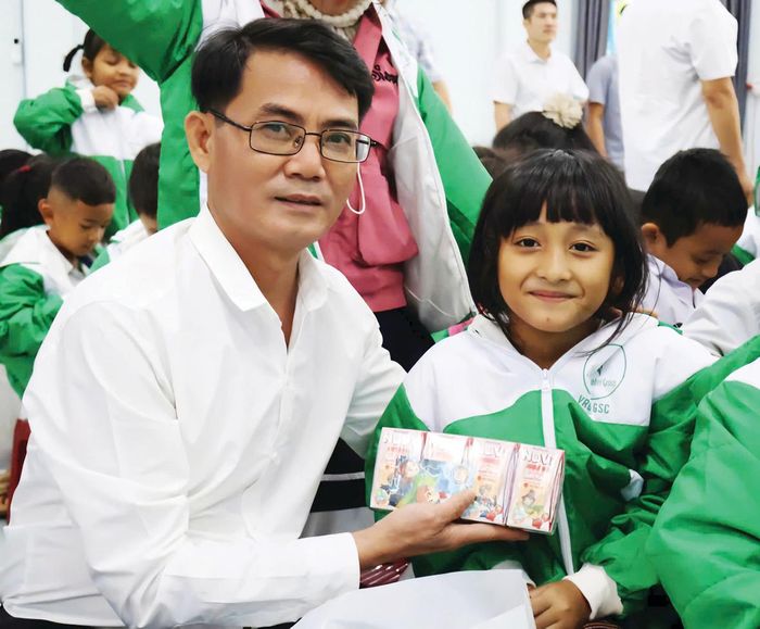 Nhà báo Nguyễn Hữu Hùng, đại diện chương trình "Thắp sáng niềm tin - Vượt khó đến trường" của Báo SGGP, tặng quà cho học sinh có hoàn cảnh khó khăn tại một số trường tiểu học trên địa bàn tỉnh Quảng Nam (nay là TP Đà Nẵng), năm 2024
