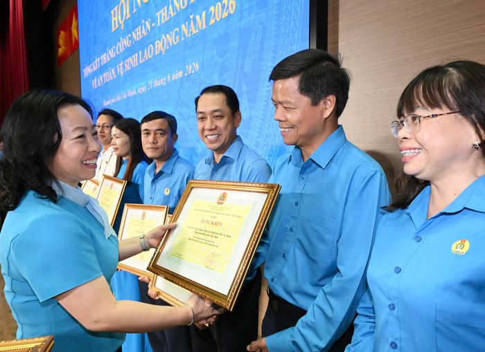  Trao Bằng khen đến tập thể, cá nhân. Ảnh: VIỆT DŨNG 