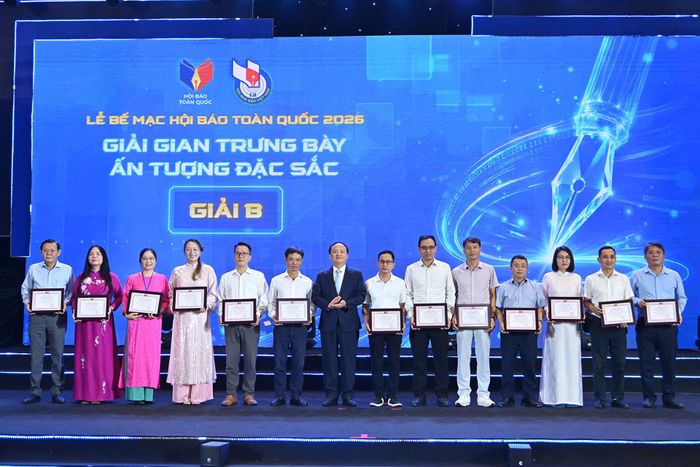  Ban tổ chức trao giải "Gian trưng bày ấn tượng, đặc sắc" cho các Hội Nhà báo tỉnh, thành. Ảnh: ĐỖ TRUNG 