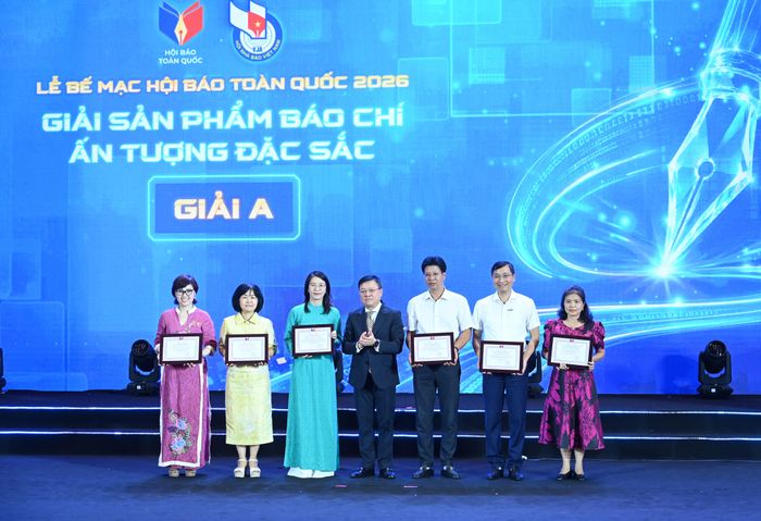  Đồng chí Lê Quốc Minh, Ủy viên Trung ương Đảng, Phó Trưởng Ban Tuyên giáo và Dân vận Trung ương, Tổng Biên tập Báo Nhân Dân, Chủ tịch Hội Nhà báo Việt Nam trao giải "Sản phẩm báo chí ấn tượng, đặc sắc". Ảnh: ĐỖ TRUNG 
