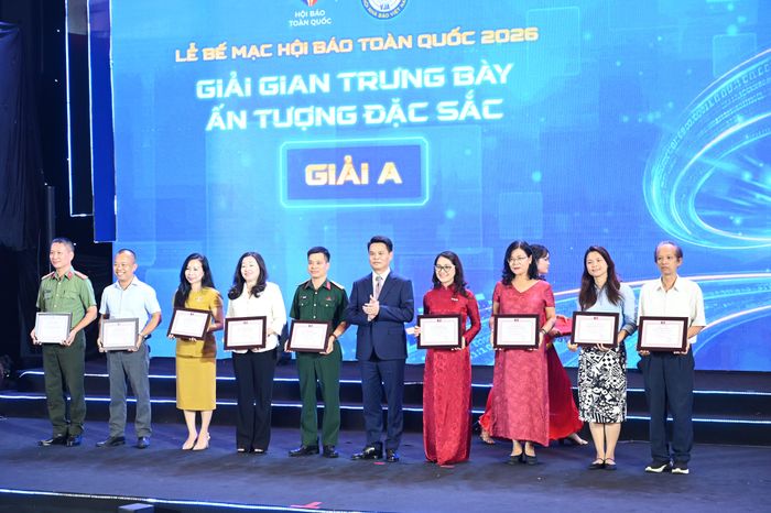  Đồng chí Lê Ngọc Châu, Bí thư Thành ủy, Trưởng đoàn Đại biểu Quốc hội TP Hải Phòng trao giải A cho các gian trưng bày ấn tượng, đặc sắc. Ảnh: ĐỖ TRUNG 