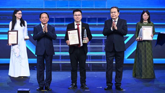  Chủ tịch Quốc hội Trần Thanh Mẫn và Trưởng Ban Tuyên giáo và Dân vận Trung ương Trịnh Văn Quyết trao giải A cho tác giả đoạt giải. Ảnh: ĐỖ TRUNG 