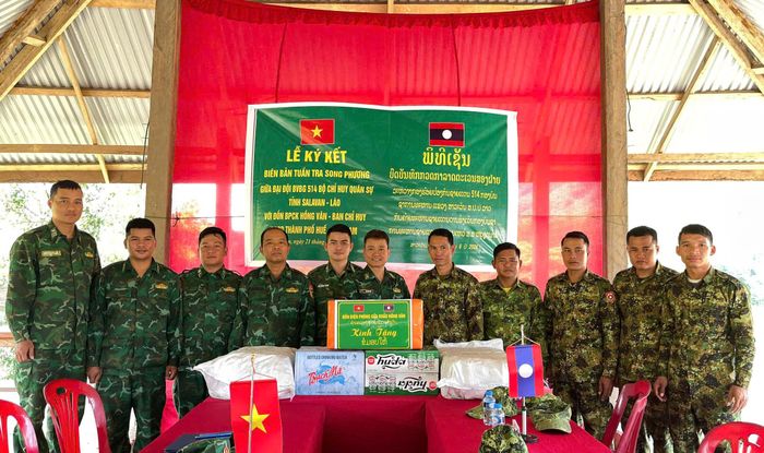  Đồn Biên phòng cửa khẩu Hồng Vân tặng quà Đại đội Bảo vệ biên giới 514 