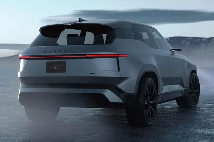 Theo các báo cáo, Toyota đang phát triển nền tảng có khả năng hỗ trợ cả hệ truyền động hybrid lẫn xe điện thuần (BEV), cho thấy chiến lược điện hóa sẽ đóng vai trò quan trọng trên mẫu xe mới. Ngoài ra, mẫu SUV này cũng có thể trở thành một trong những sản phẩm đầu tiên ứng dụng sâu nền tảng phần mềm Arene của Toyota.