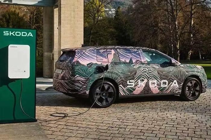 Bên cạnh đó, mẫu xe SUV Skoda Peaq hoàn toàn mới cũng sở hữu các giải pháp tiện ích thực tế mang tính đặc trưng của thương hiệu, đáng chú ý là hệ thống gạt mưa tích hợp vòi phun nước rửa kính lần đầu tiên xuất hiện trên xe Skoda.