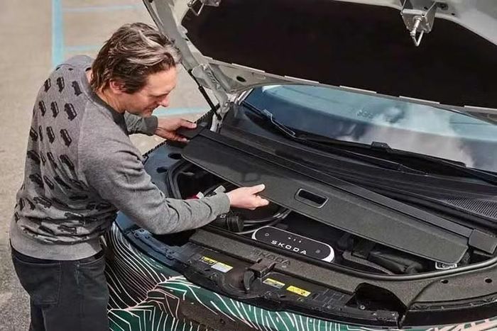 Skoda Peaq được xây dựng trên nền tảng kỹ thuật xe điện mới nhất của Tập đoàn Volkswagen. Mẫu xe này trang bị động cơ điện thế hệ mới, cụm pin cho tầm hoạt động hơn 600 km sau một lần sạc đầy và hệ thống treo thích ứng. Xe có không gian đủ cho 7 người ngồi, cabin có khả năng cách âm cao và tích hợp hệ thống loa giải trí cao cấp của hãng Sonos.