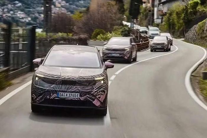 Skoda Peaq EV 2027 mới được thử nghiệm trong buồng khí hậu, hầm gió và các môi trường khắc nghiệt từ sa mạc Arizona (Mỹ) cho đến vùng băng giá cách Vòng Bắc Cực 200 km, nơi nhiệt độ có thể xuống tới âm 40°C, nhằm bảo đảm độ tin cậy tối đa cho người dùng.