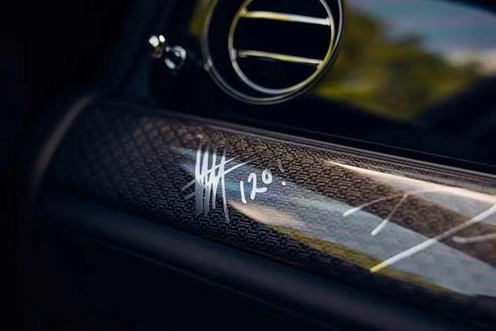 Bên cạnh đó, chiếc xe siêu sang Rolls-Royce Ghost Black Badge Tourist Trophy độc nhất vô nhị này cũng có các chữ ký và thông điệp màu bạc được khắc trên các tấm ốp nội thất.