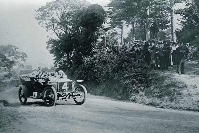 Chiến thắng của Charles Rolls tại giải đua Isle of Man Tourist Trophy năm 1906 không đơn thuần là một thành tựu thể thao, đó còn là một bài kiểm tra về khả năng phán đoán, lòng bản lĩnh và niềm tin tuyệt đối vào cỗ máy được chuẩn bị kỹ lưỡng. Phiên bản Black Badge Ghost Tourist Trophy được ra đời để vinh danh tinh thần đó.