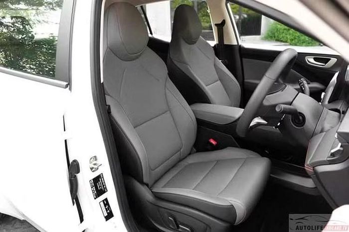 Trang bị tiêu chuẩn của xe còn bao gồm bảng đồng hồ kỹ thuật số 7 inch, ghế lái chỉnh điện 6 hướng, nội thất bọc da nhân tạo màu xám, điều hòa tự động, Apple CarPlay/Android Auto không dây, cửa gió hàng ghế sau và tính năng cấp điện cho thiết bị ngoài V2L với công suất 3,3 kW. Các phiên bản Max và Ultra được bổ sung sạc không dây chuẩn Qi, camera 360 độ và cốp điện. Riêng phiên bản Ultra có thêm cửa sổ trời toàn cảnh bằng kính và tính năng hỗ trợ đỗ xe từ xa.