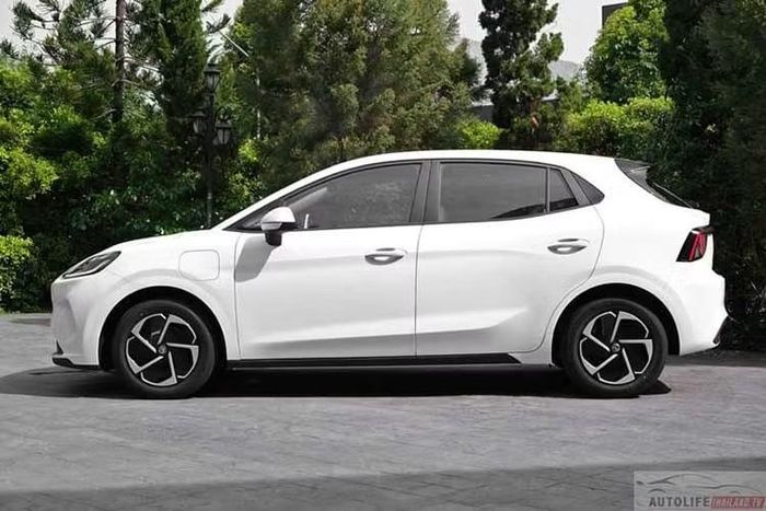 Trong khi đó, các phiên bản Max và Ultra được nâng công suất lên 160 mã lực nhưng điều này chỉ giúp thời gian tăng tốc 0-100 km/h cải thiện 0,1 giây, xuống còn 9,5 giây. Hai phiên bản này sử dụng pin 53,9 kWh, cho phép xe di chuyển tối đa 416 km sau mỗi lần sạc. Hiện nhà sản xuất không đề cập đến công nghệ pin bán thể rắn vốn chỉ được cung cấp tại thị trường Trung Quốc.