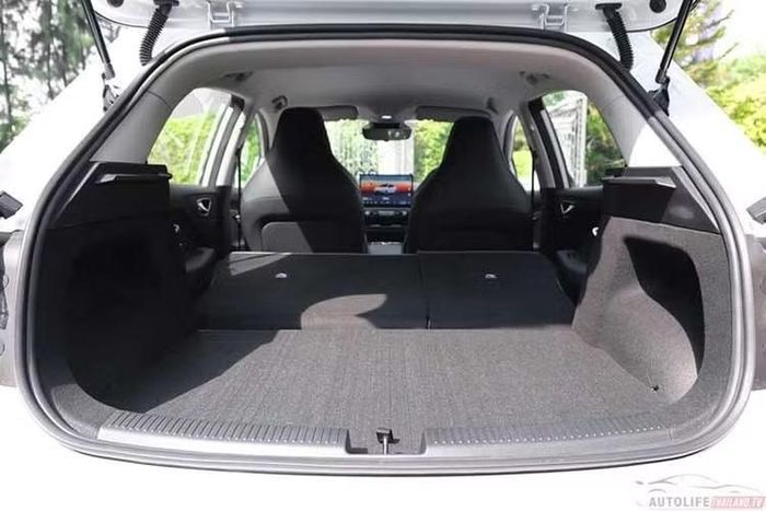 MG Urban được cung cấp với 3 phiên bản gồm Standard, Max và Ultra với giá từ 529.900-709.900 Baht (khoảng 424-568 triệu đồng). Tất cả các phiên bản đều sử dụng 1 mô-tơ điện đặt phía trước, kết hợp hệ dẫn động cầu trước.