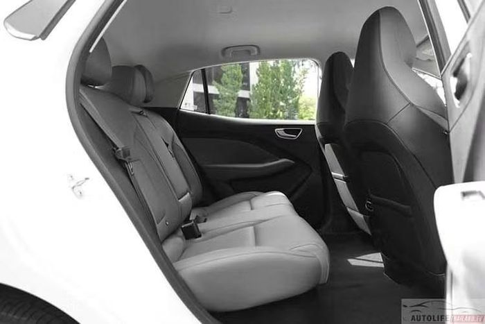 Về an toàn, MG Urban được trang bị tiêu chuẩn 6 túi khí cùng nhiều hệ thống hỗ trợ lái như phanh khẩn cấp tự động, kiểm soát hành trình thích ứng, cảnh báo điểm mù, cảnh báo phương tiện cắt ngang phía sau kết hợp phanh tự động, cảnh báo va chạm phía sau, cảnh báo mở cửa hay đèn pha tự động. Phiên bản Ultra có thêm tính năng hỗ trợ giữ xe ở giữa làn đường, mang đến khả năng lái bán tự động cấp độ 2 hoàn chỉnh, cùng túi khí trung tâm phía trước.